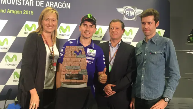 Movistar presenta un nuevo trofeo para el GP de Aragón