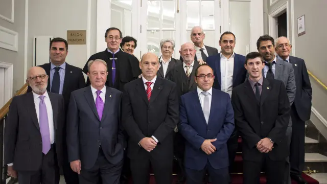 César Romero, en el centro, con la junta directiva del Centro Soriano que preside Fernando García Terrer y el presidente de la Diputación Provincial de Soria (a su izquierda).