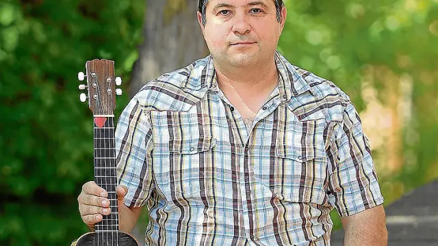 Fernando Cortel con su guitarrico.