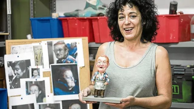 Ana Nicolás, en su taller del barrio Jesús, con las fotos de Serafina y el prototipo con el que ganó el concurso.