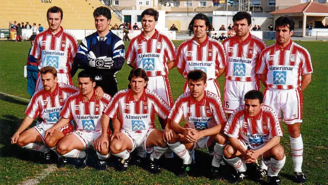 la voz de almería Ranko Popovic, en 1996. Esta imagen pertenece a una alineación titular del Almería la temporada 1996-1997. En ella aparece Ranko Popovic (primero por la izquierda en la parte superior)?, junto al portero Iru. Aquella temporada el conjunt