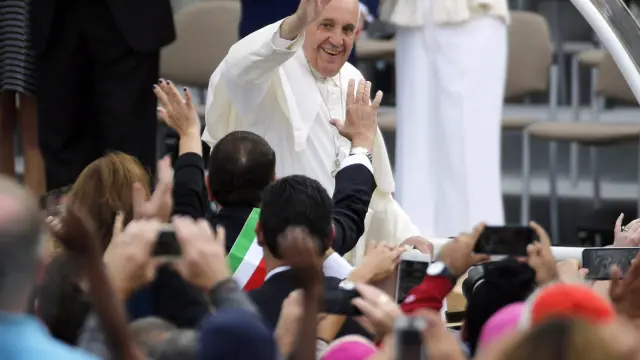 El Papa Francisco saluda a los fieles en Filadelfia.