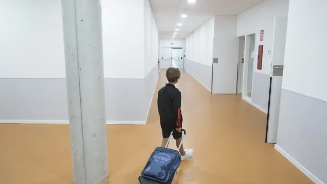 Un niño recorre un pasillo del colegio Ánfora de Cuarte