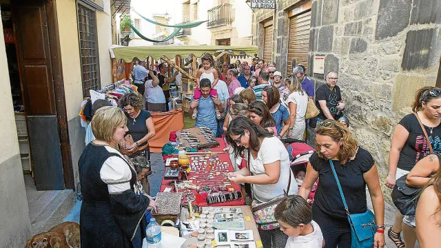 Las estrechas calles de Rubielos de Mora se llenaron de público con el mercado medieval.