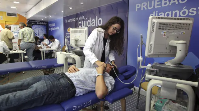 La unidad móvil de diagnóstico instalada en Huesca.