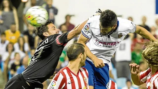 Cabrera remata de cabeza el tercer gol que dio la victoria al Real Zaragoza.