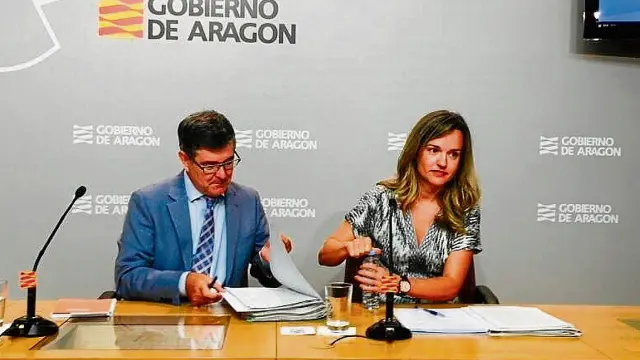 Los consejeros de Presidencia, Vicente Guillén, y de Universidad, Pilar Alegría.