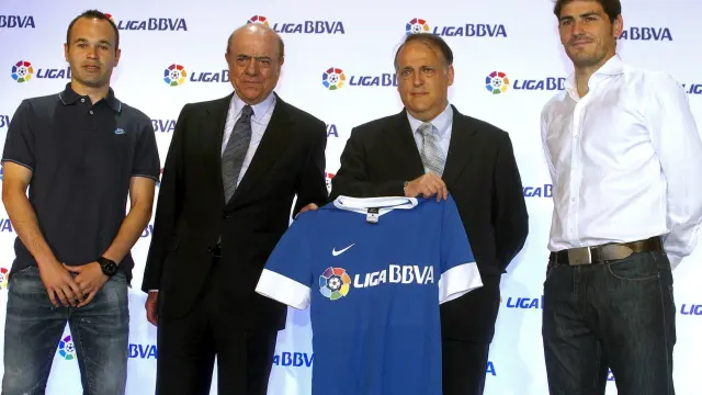 Los presidentes de la LFP y del BBVA, con Iniesta y Casillas
