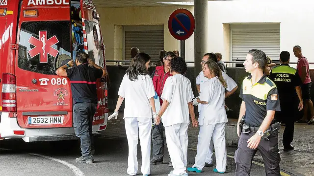 Imagen del traslado de uno de los heridos al hospital del Miguel Servet tras el suceso.