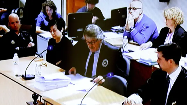 Imagen institucional de televisión de la sala donde se celebra el juicio a Rosario Porto y Alfonso Basterr.