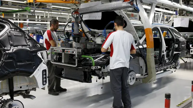 Operarios en una planta de montaje de Volkswagen.