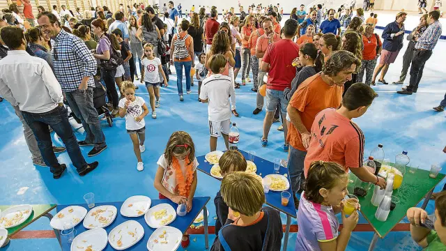 Padres y alumnos celebraron ayer en el polideportivo del Ánfora la decisión del TSJA.