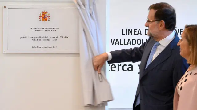 Rajoy y Pastor descubriendo una placa del AVE a León y Palencia.