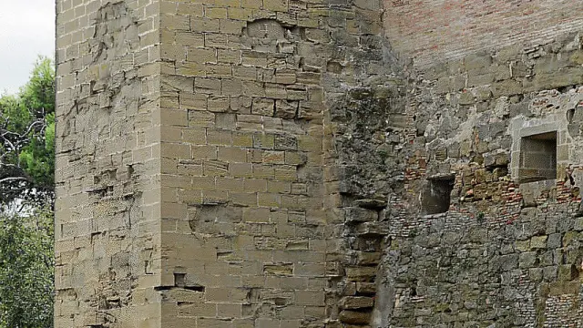 Los andamios han empezado a colocarse en el torreón de la muralla.