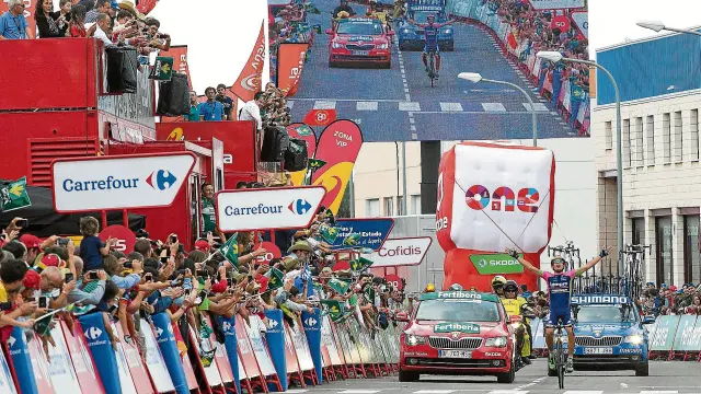 El ciclista portugués Nelson Oliveira cruza la línea de meta, ayer en Tarazona, para conquistar la decimotercera etapa de la Vuelta a España.