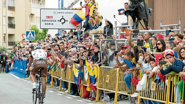 Cientos de aficionados fotografían en Tarazona al lituano Bagdonas, ayer durante la 13ª etapa de la Vuelta Ciclista a España.