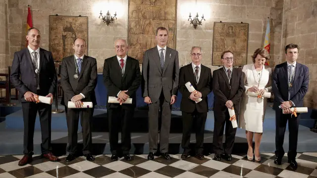 Oscar Landeta (segundo por la izquierda) y Pablo Artal (a la derecha) posan con el Rey y el resto de premiados con el Jaime I.