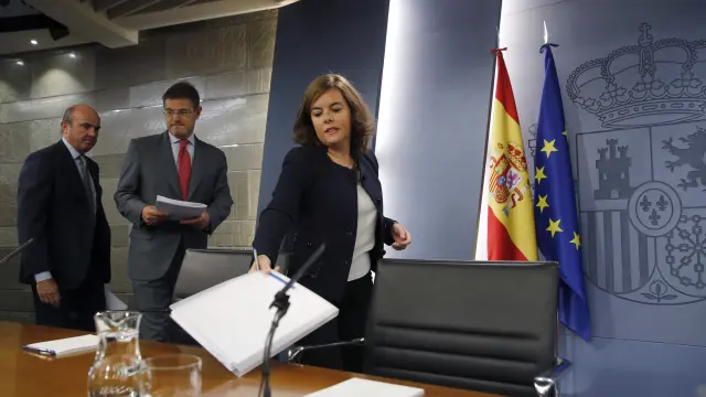 Los miembros del Consejo de Ministros De Guindos, Catalá y Sáenz de Santamaría, tras la reunión de este viernes.