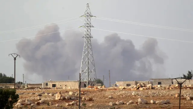 Nube de humo tras un bombardeo de fuerzas rusas en en el término de Ibdel, en Siria.