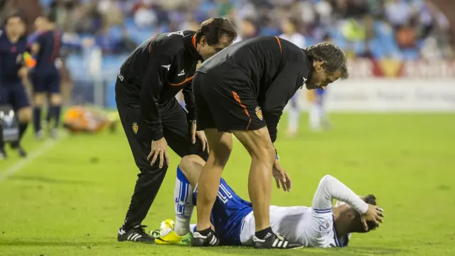 Jaime es atendido sobre el césped de La Romareda tras su lesión