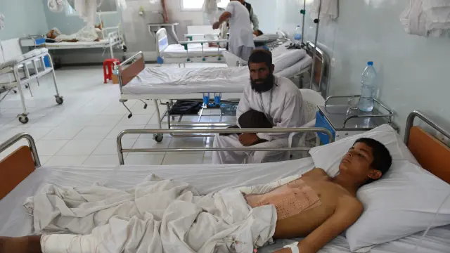 Varios niños afganos reciben atención por parte de Médicos Sin Fronteras.