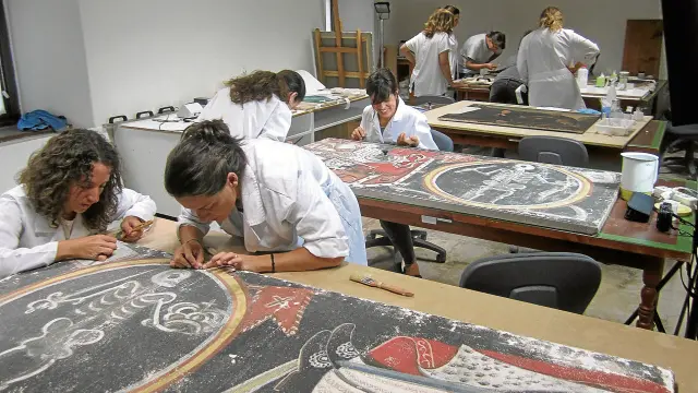 Los 10 alumnos del curso de conservación y restauración de pintura de caballete han sido los encargados de realizar las labores de conservación en las tres piezas.