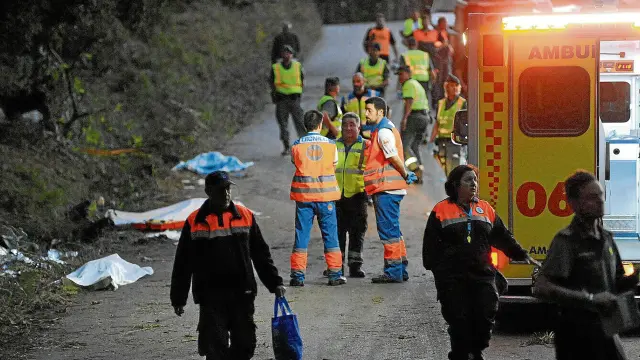 Miembros de los servicios sanitarios de emergencias en el lugar donde seis personas fallecieron tras ser arrolladas.