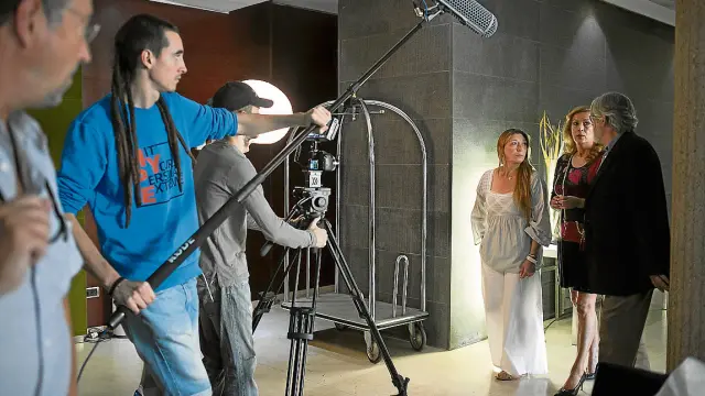 Marian Salgado, Sandra Alberti y Antonio Mayans, ayer, durante el rodaje del filme.