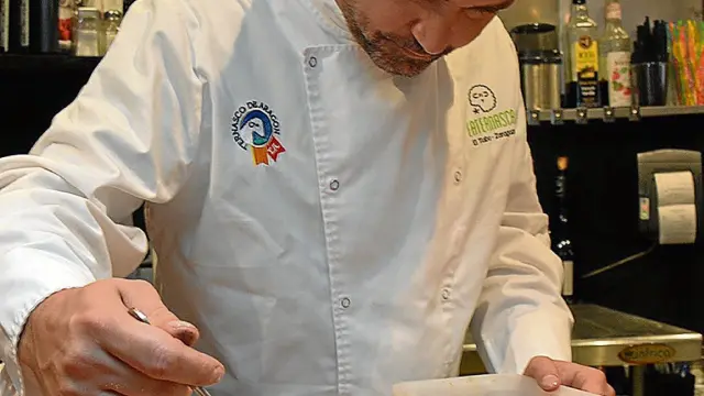 Cristian Yáñez, elaborando el plato de la receta en La Ternasca, en el Tubo zaragozano.