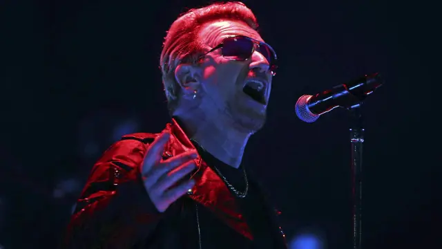 La legendaria banda irlandesa U2, durante el concierto que ofreció hoy en el Palau Sant Jordi de Barcelona