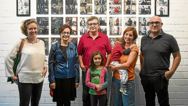 Ana Arnillas, Francisca Zamorano, el fotógrafo José Garrido, Noemí Calvo y Fernando Abadía, con dos niños.