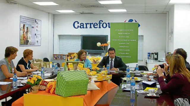 La dirección de Carrefour Augusta, con responsables de la Asociación Celíaca Aragonesa.