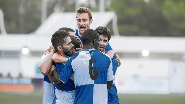 Los jugadores del CD Ebro celebran la victoria de hace una semana ante el Real Unión.