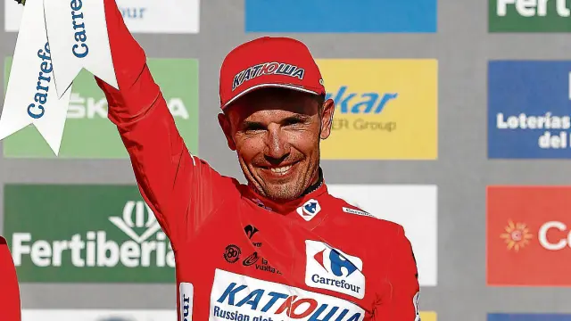 Joaquim 'Purito' Rodríguez, vestido con el maillot rojo de líder, celebra su victoria de ayer.