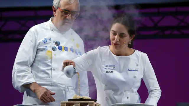 La chef Elena Arzak junto a Xabier Gutierrez en la elaboración de uno de los platos que han presentado en Gastronomika.