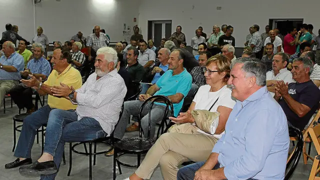 Los asistentes aplauden el resultado de la votación tras la asamblea, que se celebró en Valfonda.