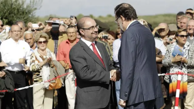 Rajoy y Lambán se saludan antes de la inauguración del embalse.