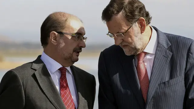 Fotografía de archivo de Mariano Rajoy y Javier Lambán.