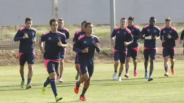 Los jugadores del Huesca lucen caras de felicidad por la victoria.