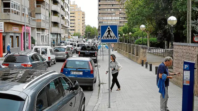 Aparcamientos de la zona azul en la calle de Vicente Campo, cerca del centro peatonal.