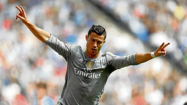 Cristiano Ronaldo, que estuvo imparable en Cornellá, celebra uno de sus cinco goles.