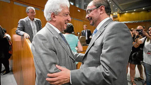 Fernando García Vicente felicita a Javier Lambán tras el pleno de investidura del presidente.