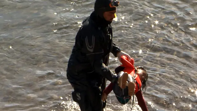 Rescate del cadáver de un niño en una playa griega.