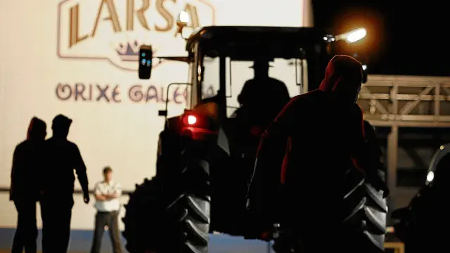 Los tractores impiden la entrada y salida de vehículos de la fábrica de Larsa en Robra, Lugo.
