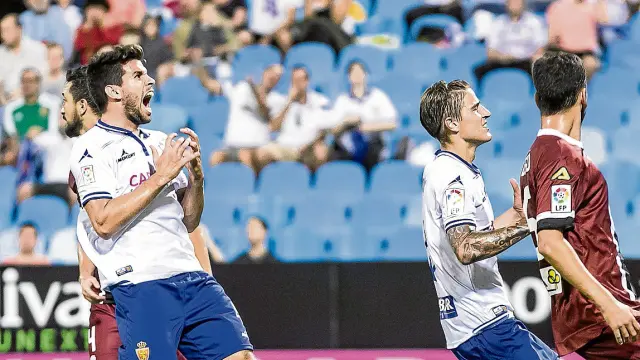 Cabrera lamenta con un grito el fallo de un gol ante el Córdoba en un cabezazo alto tras una falta.