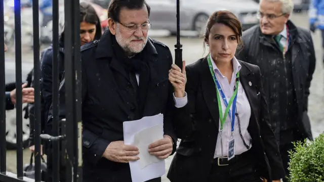 El presidente del Gobierno, Mariano Rajoy (L), a su llegada a la reunión de líderes del Partido Popular Europeo
