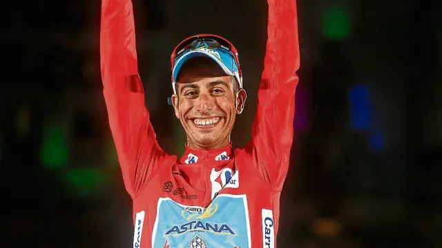 Fabio Aru, ayer en el podio de Cibeles tras proclamarse campeón de la Vuelta a España 2015.