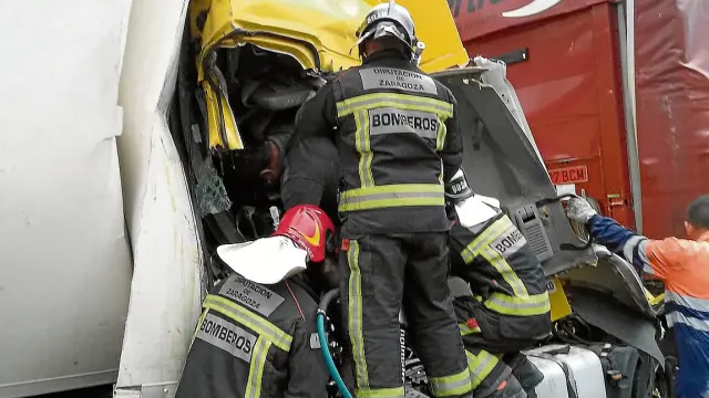 Los bomberos de la Diputación Provincial tuvieron que rescatar el cadáver del interior de la cabina.