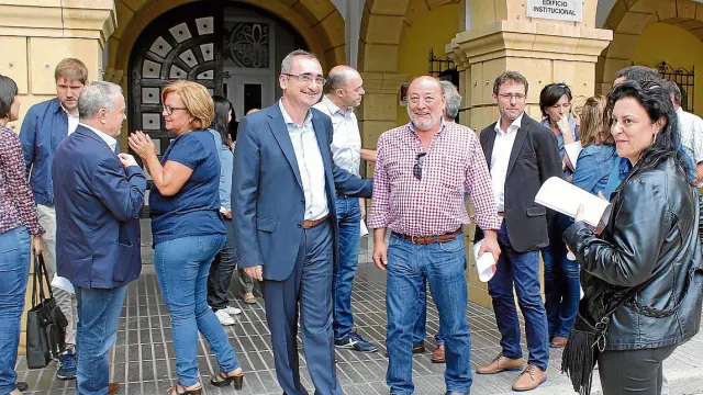 Algunos de los alcaldes y presidentes de comarcas, ayer en la puerta de Ayuntamiento de Fraga.