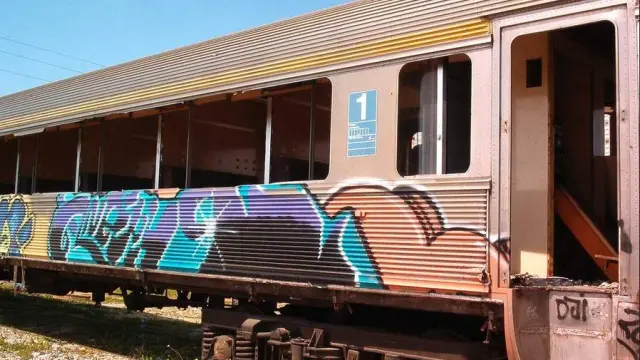 Un vagón de tren con una pintada.